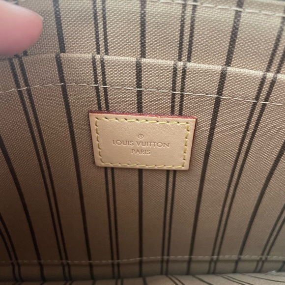Authentic LV Neverfull pouch. Clean inside no rips or tears. Barely used. - Picture 4 of 7
